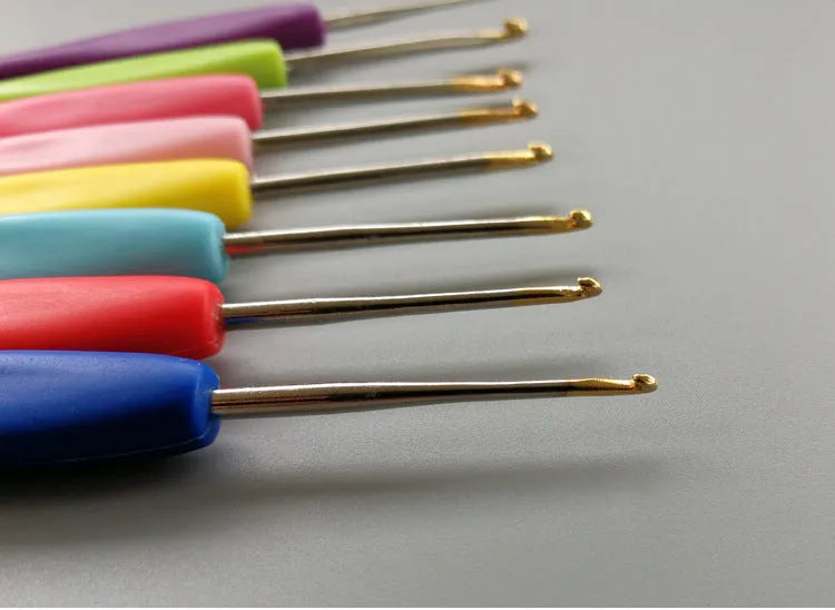 Set of 16 crochet hooks with soft and hard handles in a PU storage bag.