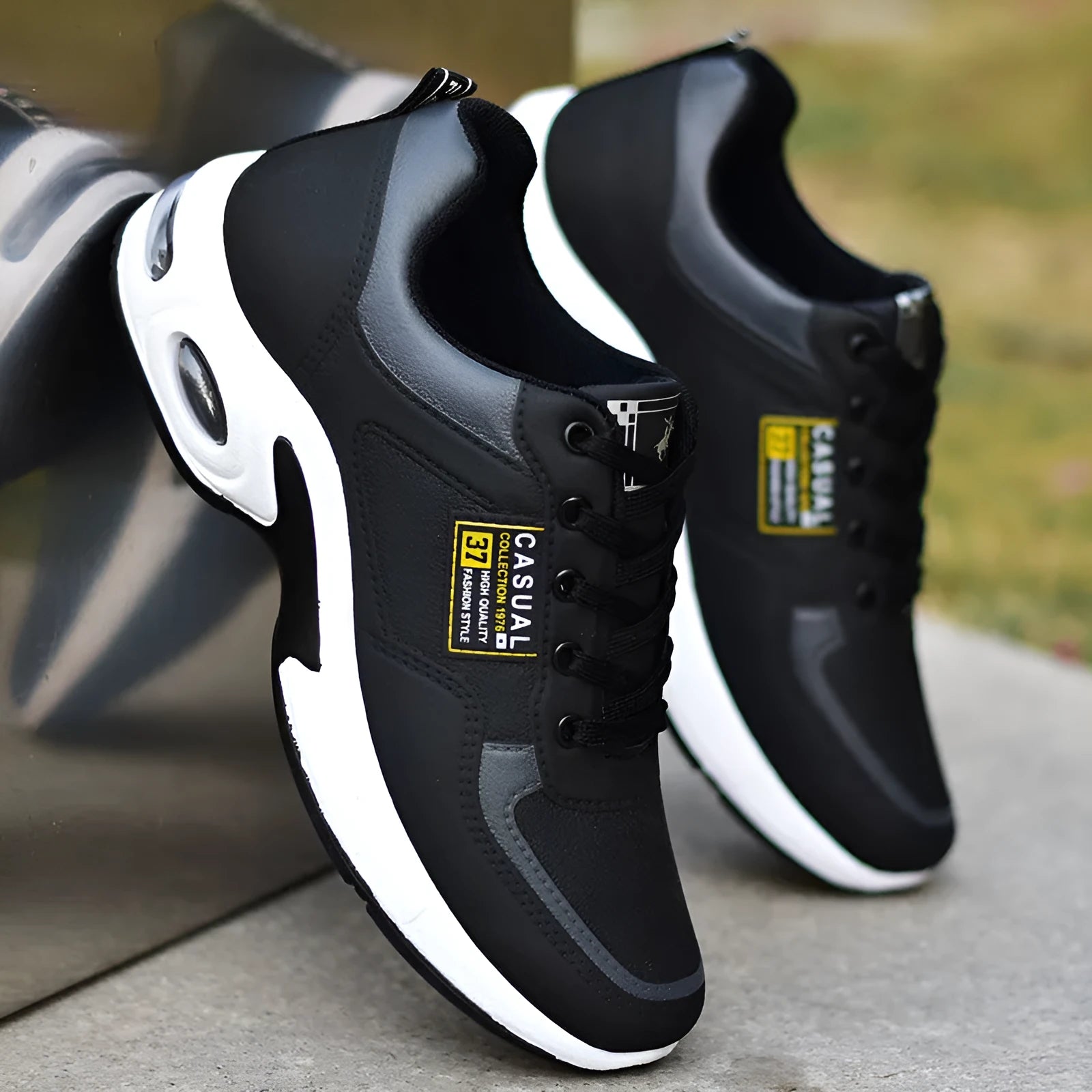 Men's waterproof leather casual running shoes in black with vulcanised rubber sole and lace-up closure