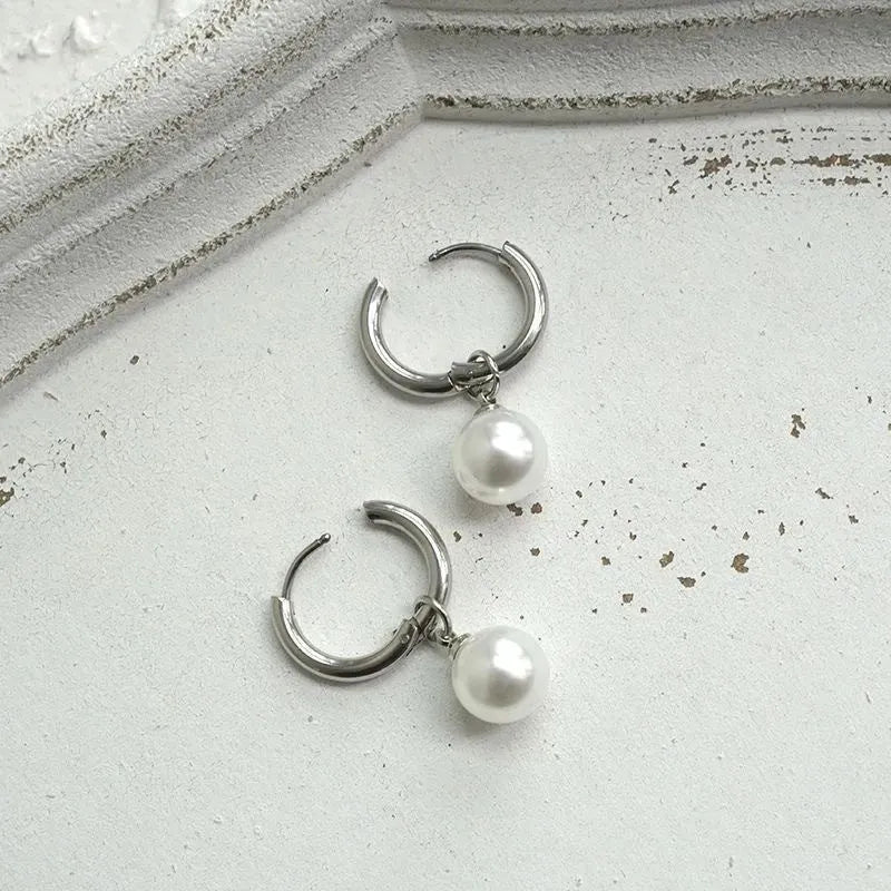 A pair of women's pearl-coloured alloy geometry drop earrings with a hip hop style.