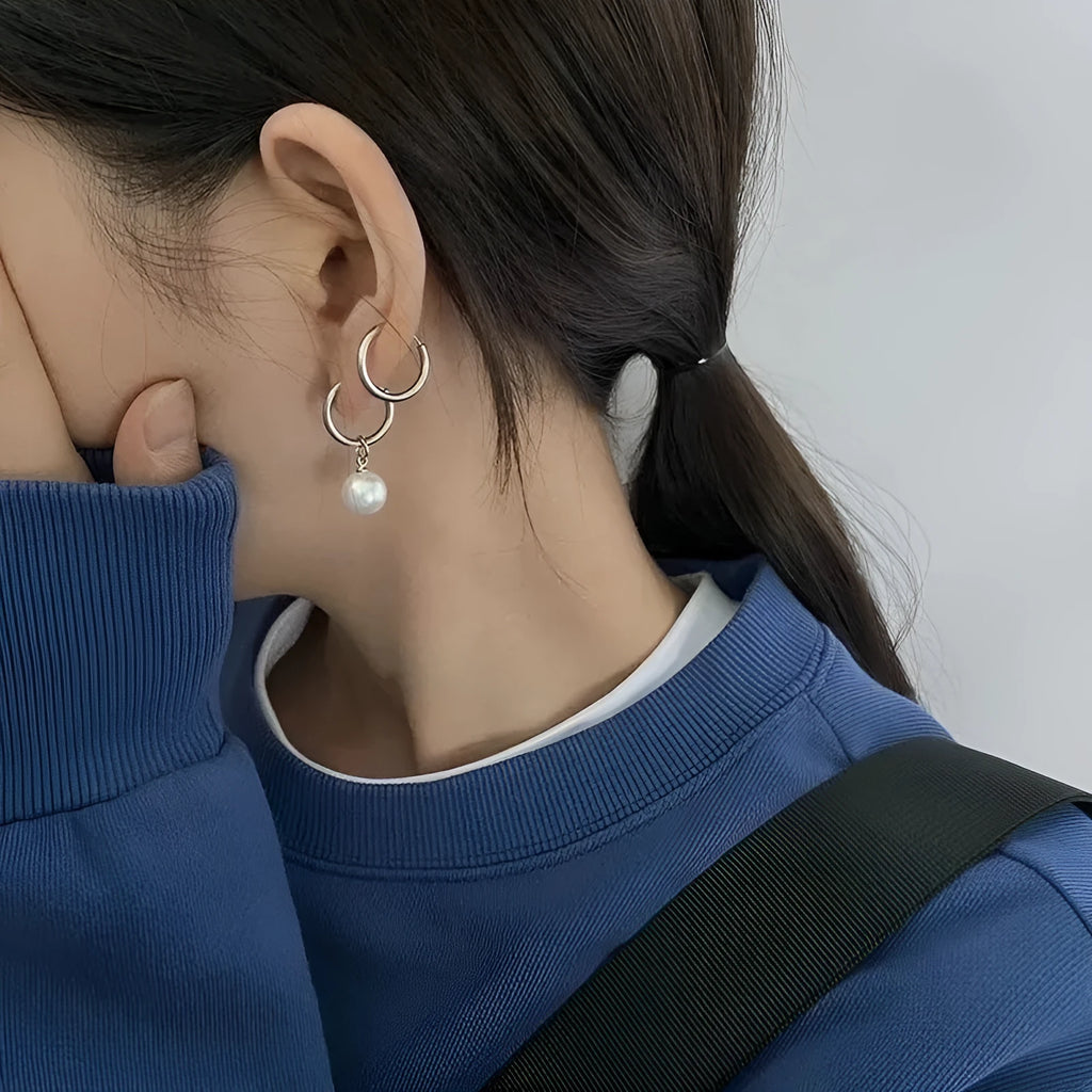 A pair of women's pearl-coloured alloy geometry drop earrings with a hip hop style.