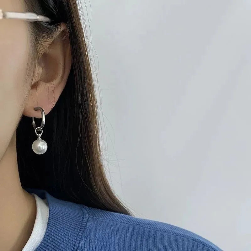 A pair of women's pearl-coloured alloy geometry drop earrings with a hip hop style.