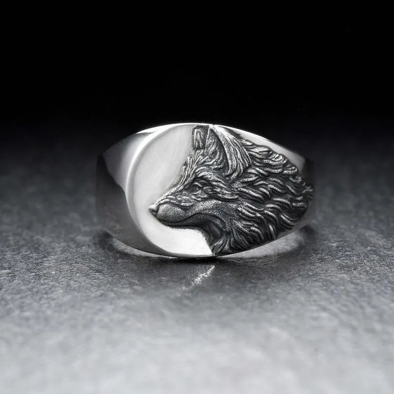 Silver alloy men's ring featuring a geometric wolf head design on a finger.