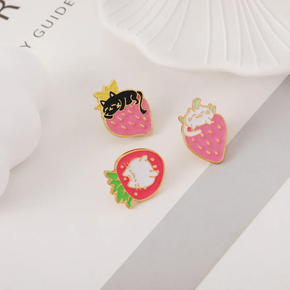 Alloy metal brooch showing a cute cat figure with a strawberry cake and dripping oil decoration.