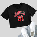 Black cotton T-shirt with white printed English letters, loose fit and exposed navel design.