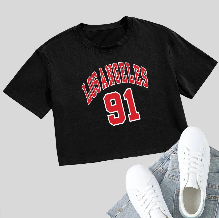 Black cotton T-shirt with white printed English letters, loose fit and exposed navel design.