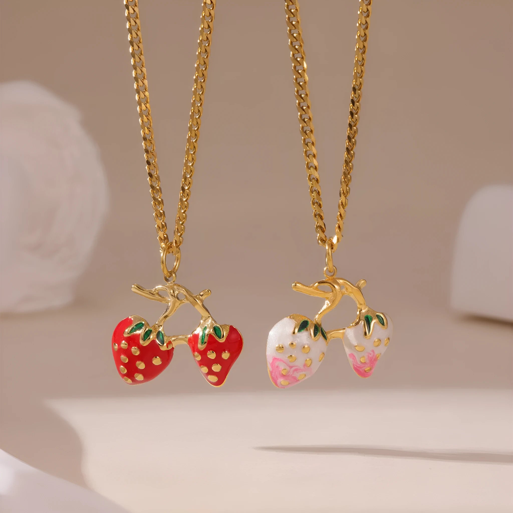 Women's strawberry-shaped alloy pendant necklace on a stainless steel chain in red or white powder gradient colour.
