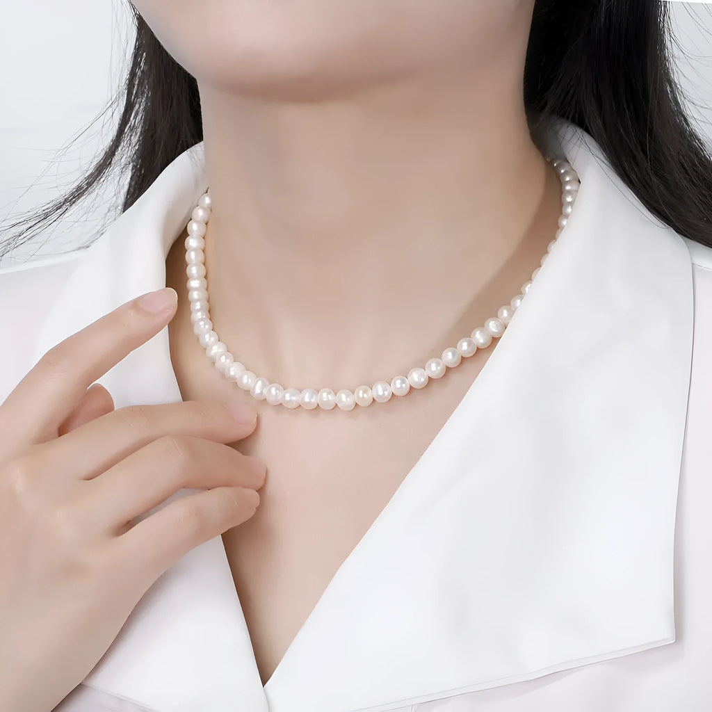 Adjustable silver necklace with a string of freshwater pearls on a model