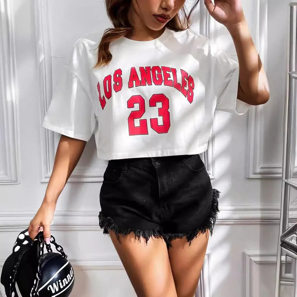 Black cotton T-shirt with white printed English letters, loose fit and exposed navel design.