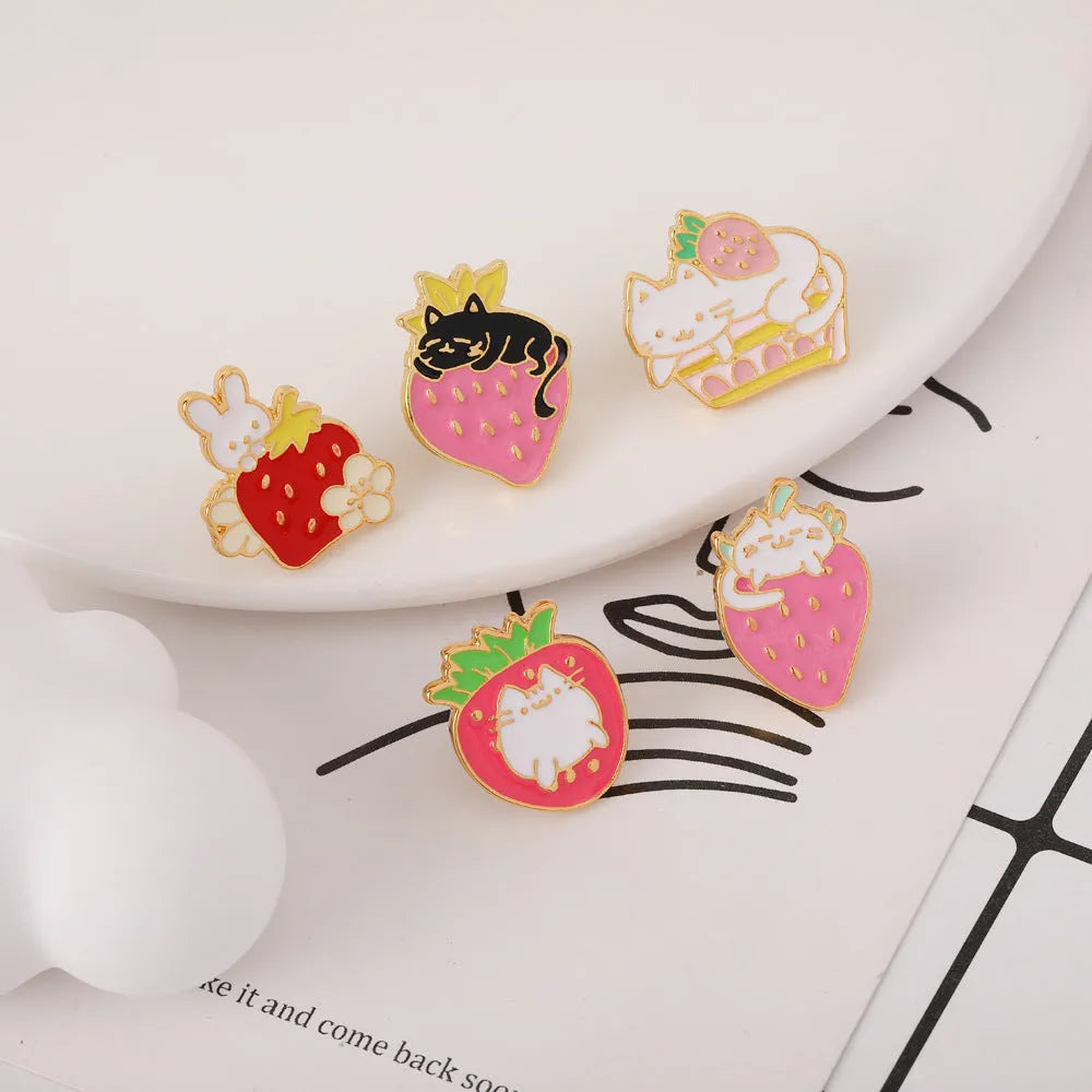 Alloy metal brooch showing a cute cat figure with a strawberry cake and dripping oil decoration.