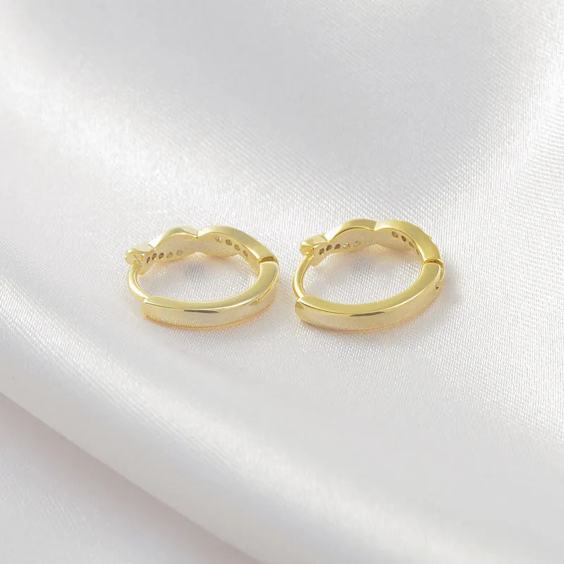 Women's geometric hoop earrings with interwoven rope pattern in gold colour