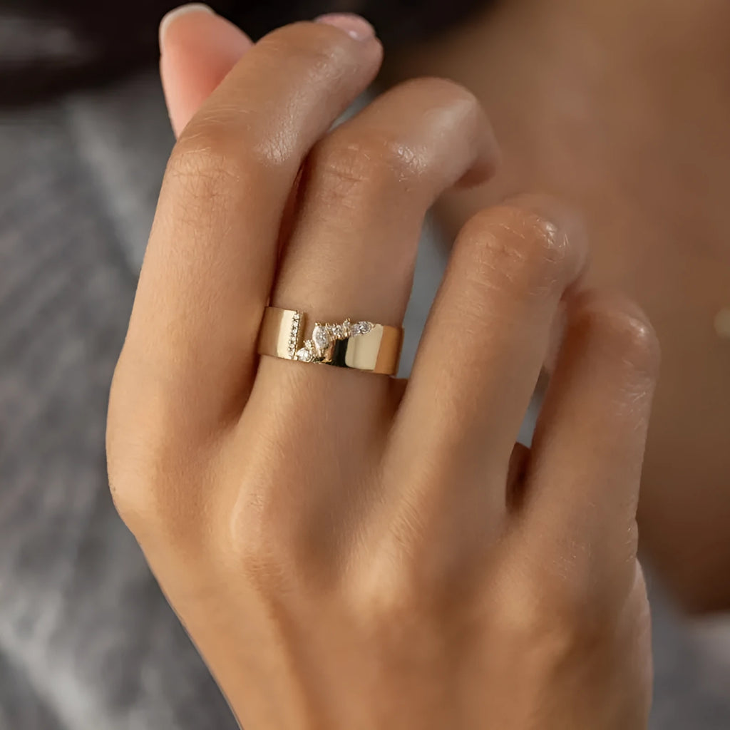 Women's gold-coloured ring with a shining zircon stone on a copper band.