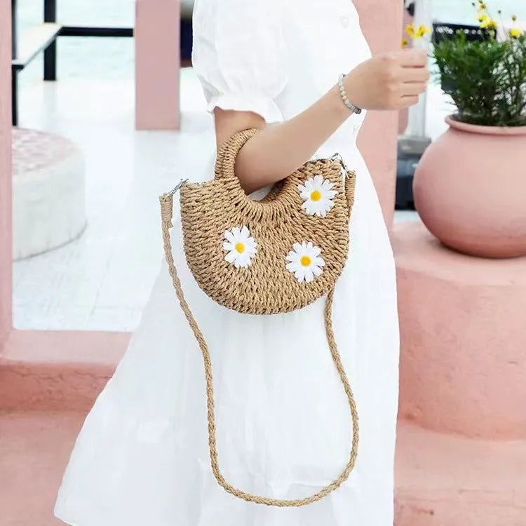 Women's light brown woven straw crossbody bag with daisy decoration, 25x20x8cm dimensions