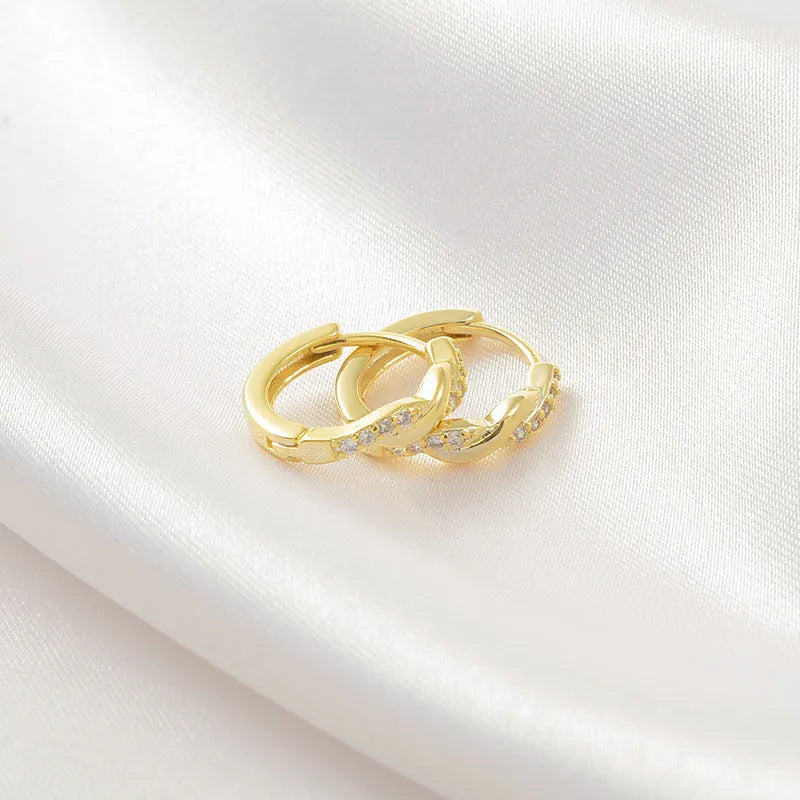 Women's geometric hoop earrings with interwoven rope pattern in gold colour