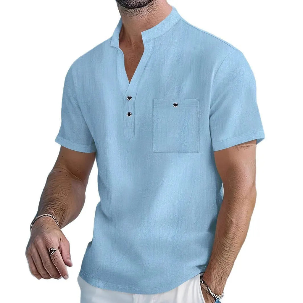 Man wearing a light-coloured linen stand collar T-shirt with short sleeves in a loose fit.