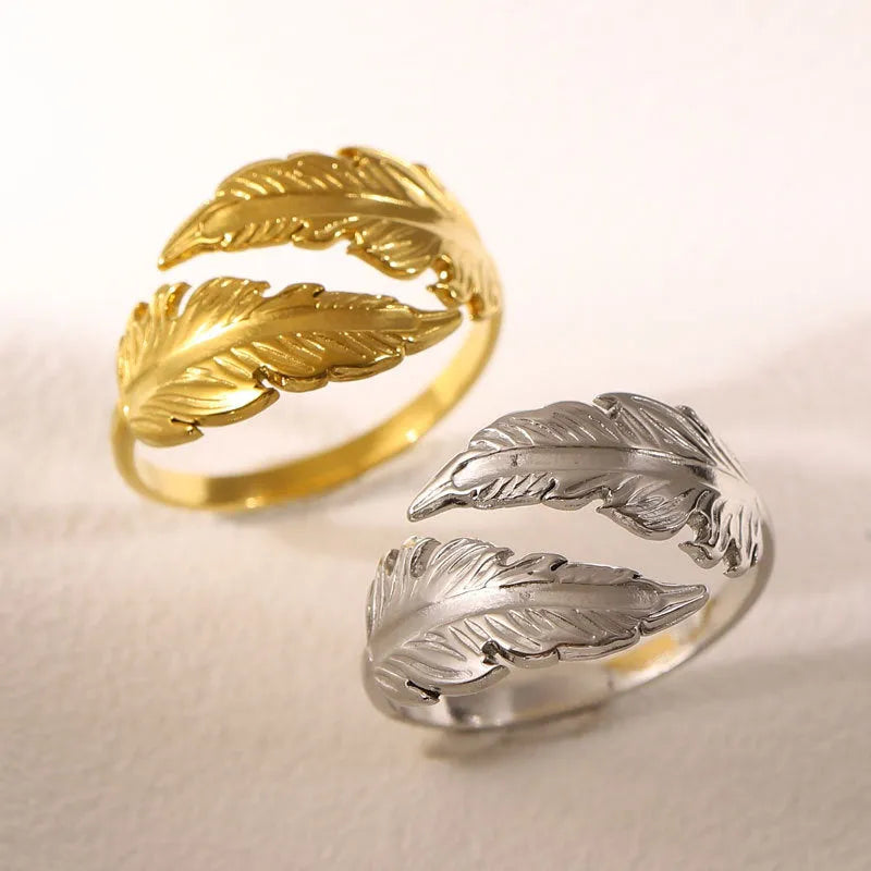 Adjustable feather ring in titanium steel with electroplated silver or gold finish