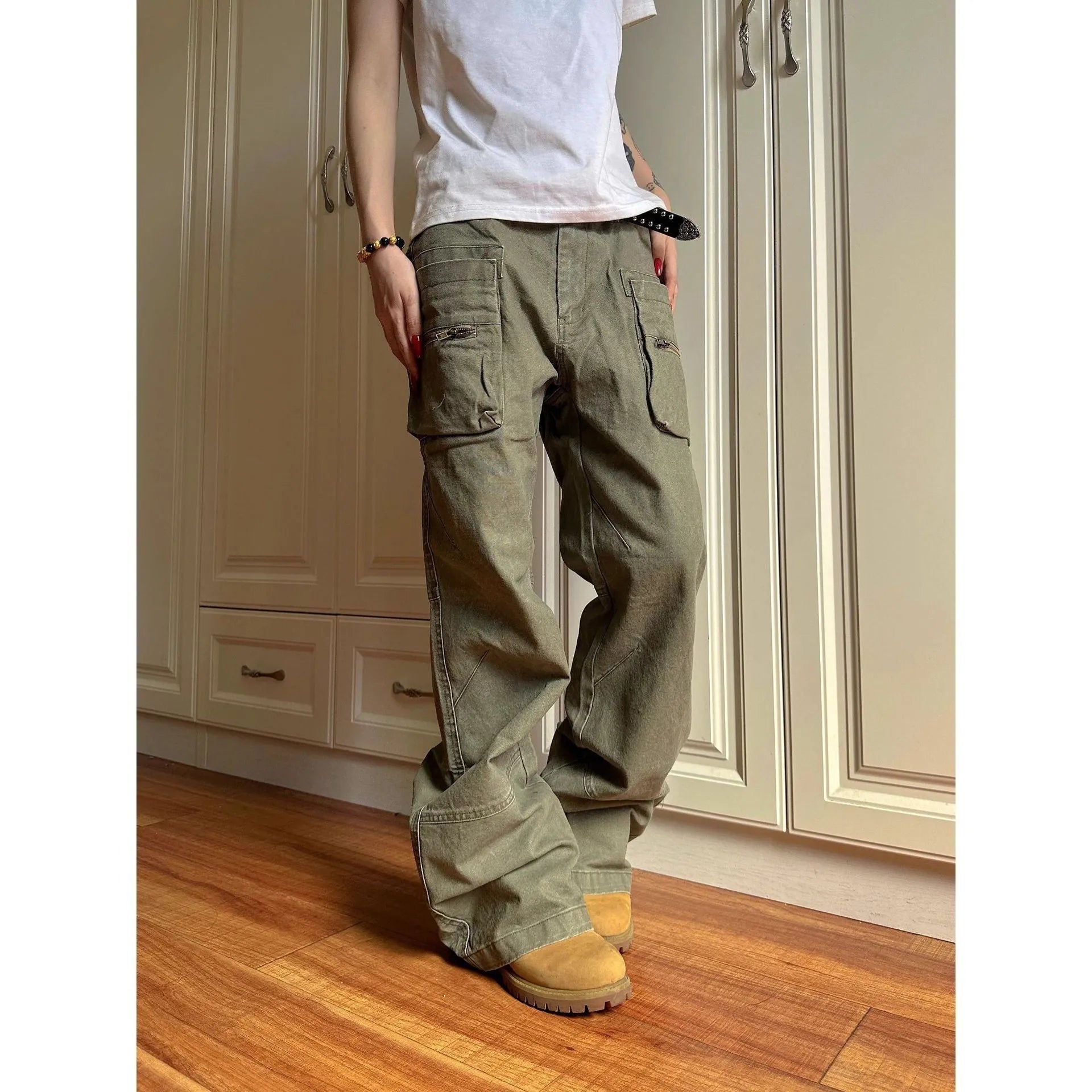 Green cotton casual pants with double zipper and pockets on a mid waist.