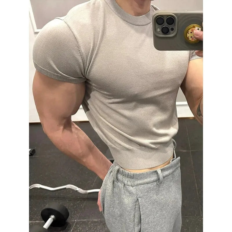 Men's slim fit knitted T-shirt with muscle-showing design and thread cuff-closing on short sleeves