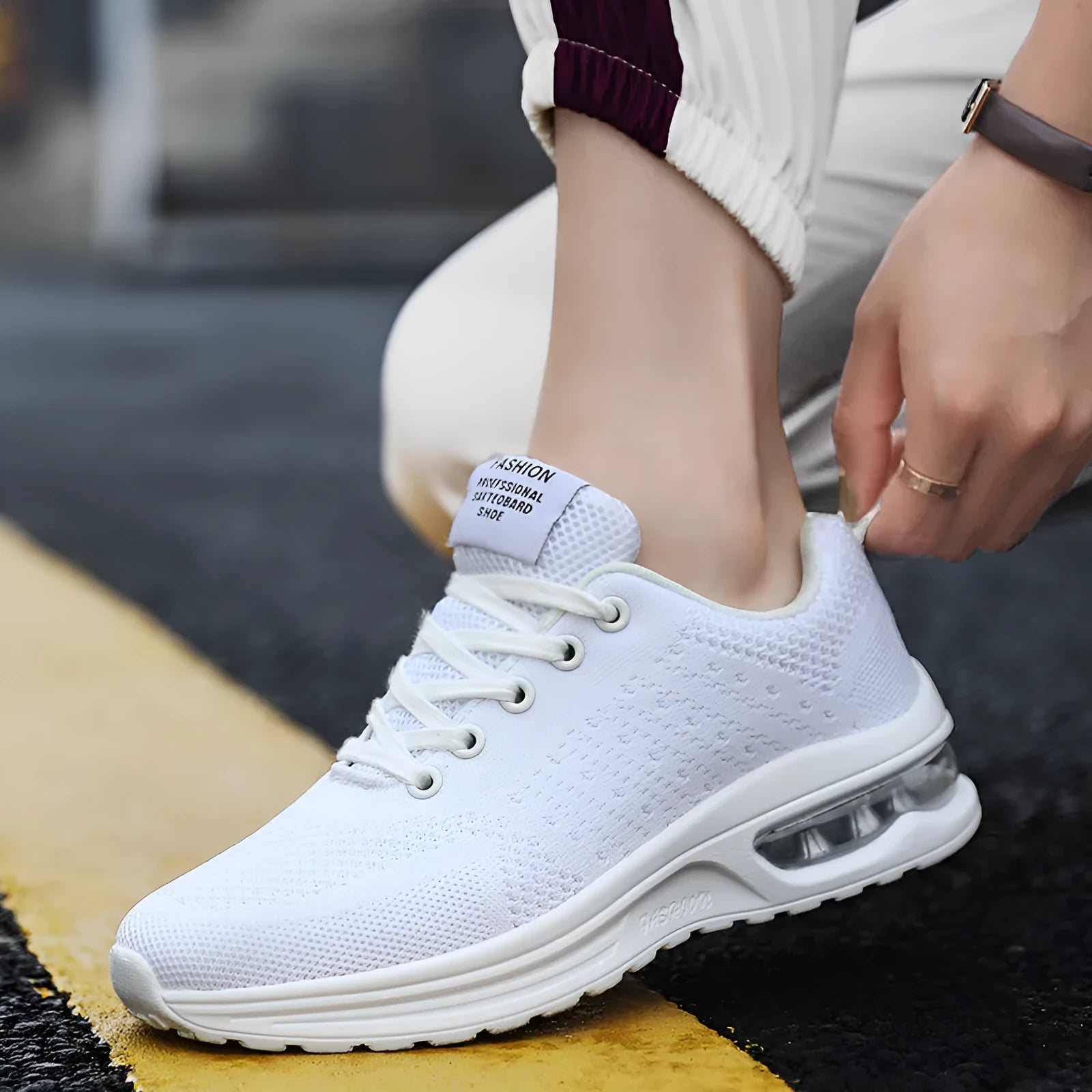 Casual Flyknit running shoes with mesh upper and round-toe design