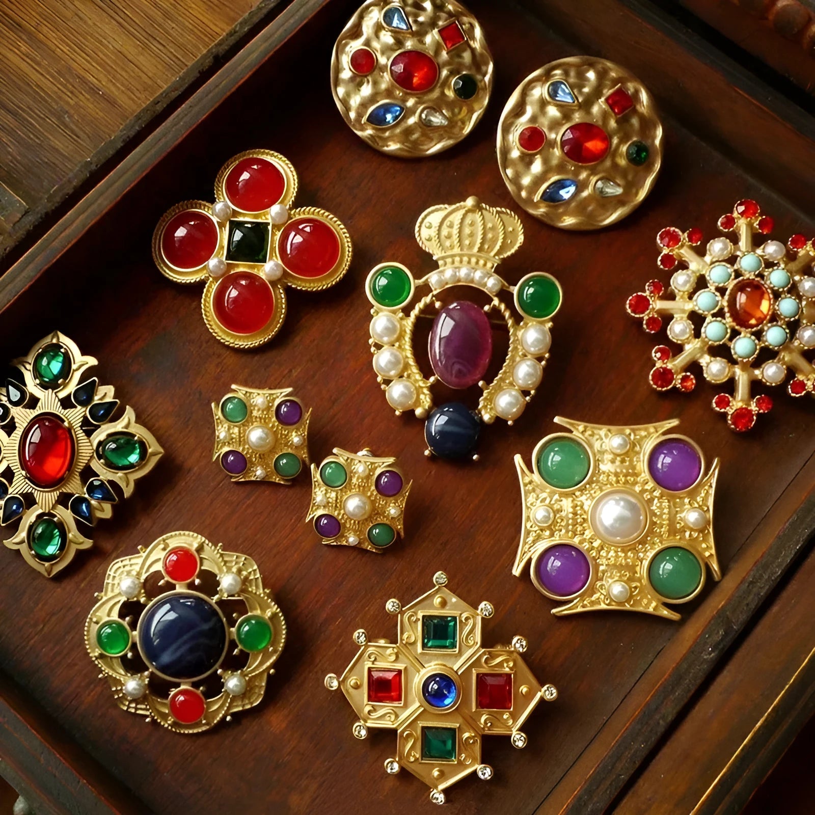 Baroque vintage brooch in zinc alloy with diamond shape, retro court style costume jewellery