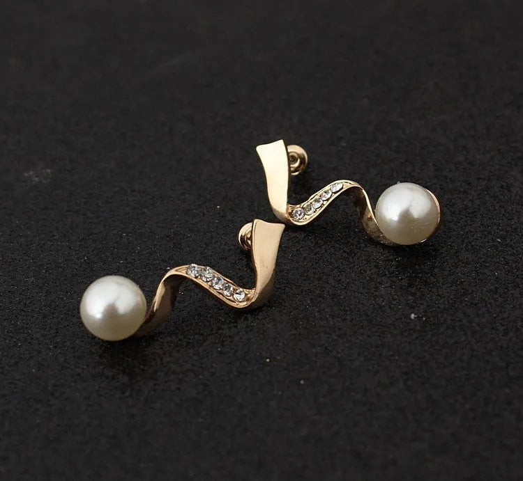 Gold electroplated pearl necklace and earrings suite with drop-shaped pendants and deep V clavicle design