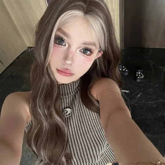 Long curly wig with gray gold highlights and heat-stylable fibre construction