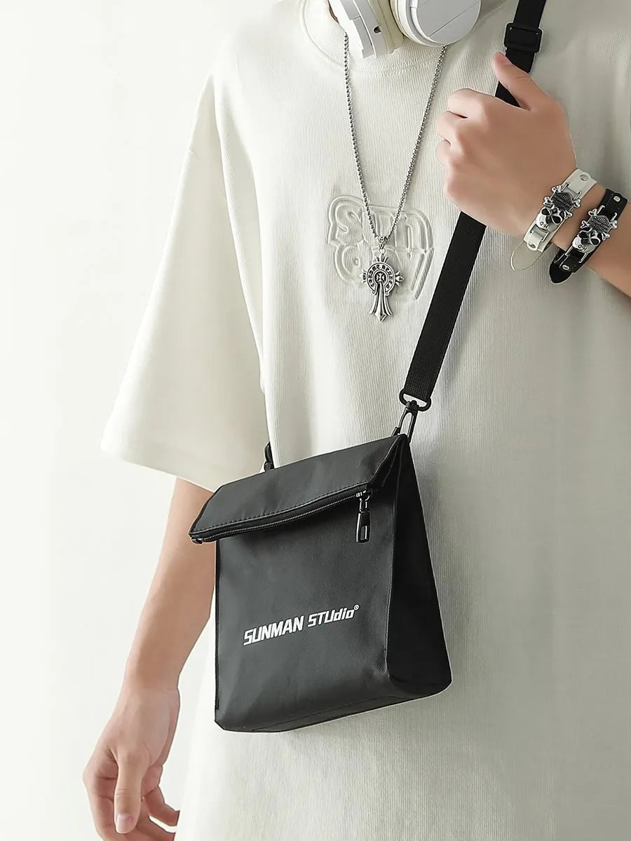 Street trend messenger bag in polyester with Oxford lining and crossbody strap