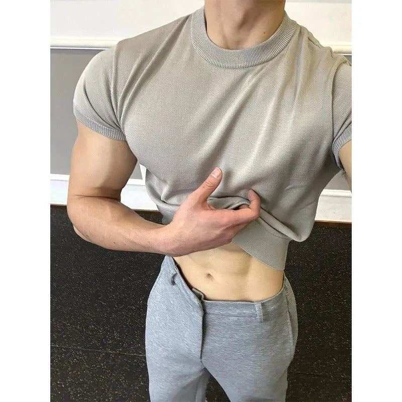 Men's slim fit knitted T-shirt with muscle-showing design and thread cuff-closing on short sleeves