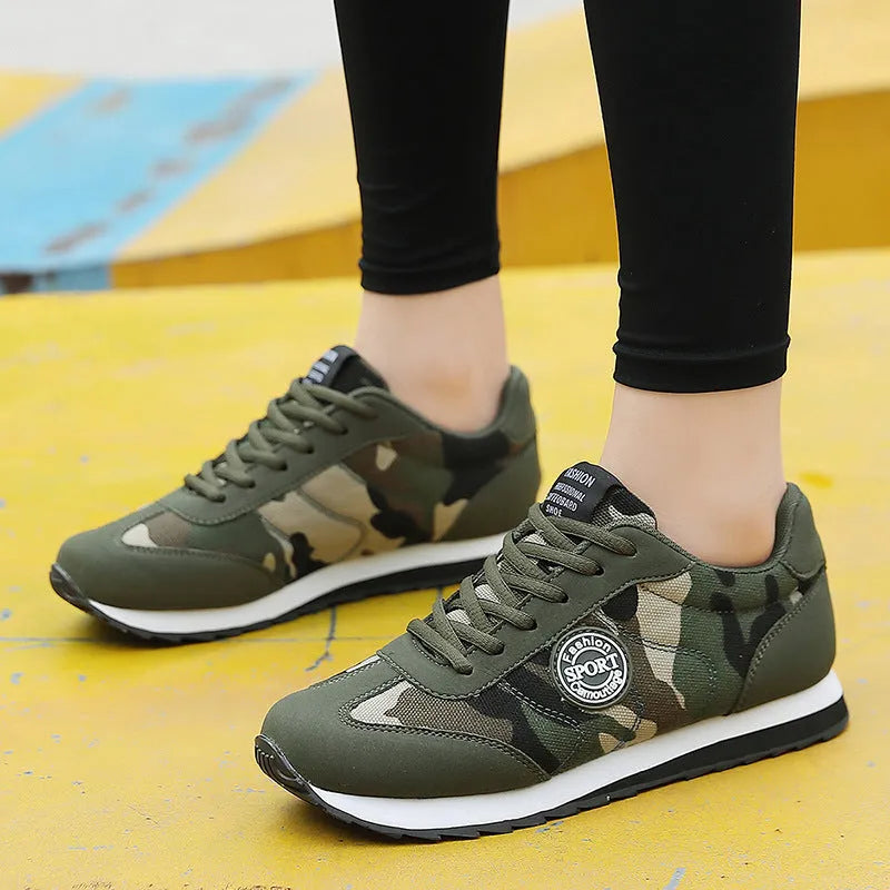 Camouflage pattern suede running shoes with low-top design and foam soles