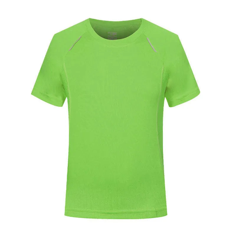 Slim fit quick-dry T-shirt in solid colours with round neck and short sleeves on a size chart background.