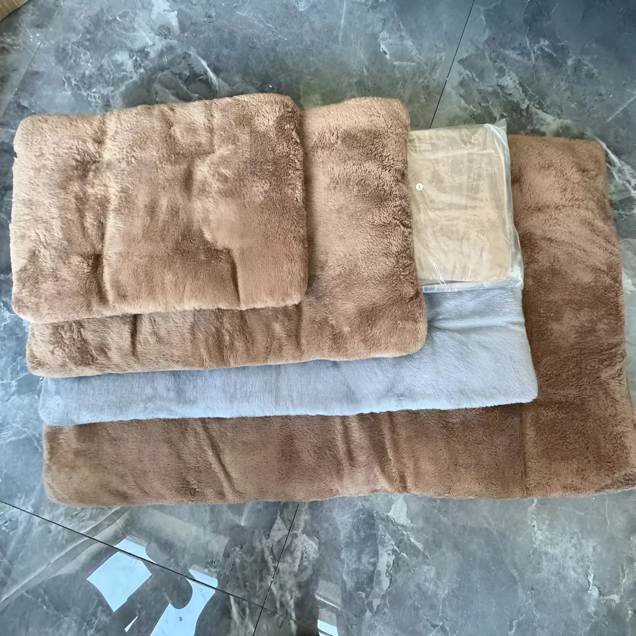 Self-heating thickened pet blanket for dogs in khaki colour, made from Bejirog material