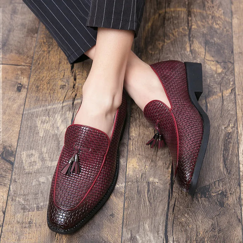 Men's black pointed-toe slip-on shoes with a tassel detail on the low-top PU upper.