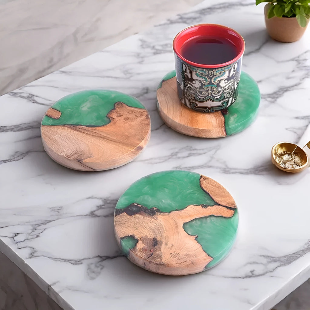 Wooden coaster with heat-insulating resin top in round green, black, or square black options.