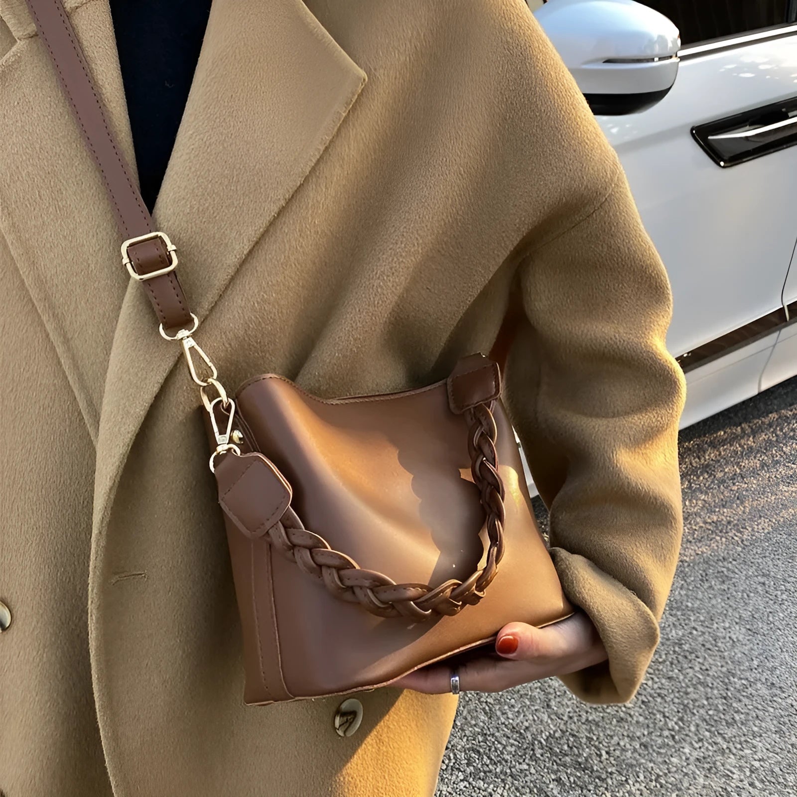 Retro woven PU leather crossbody bucket bag in an androgynous style.