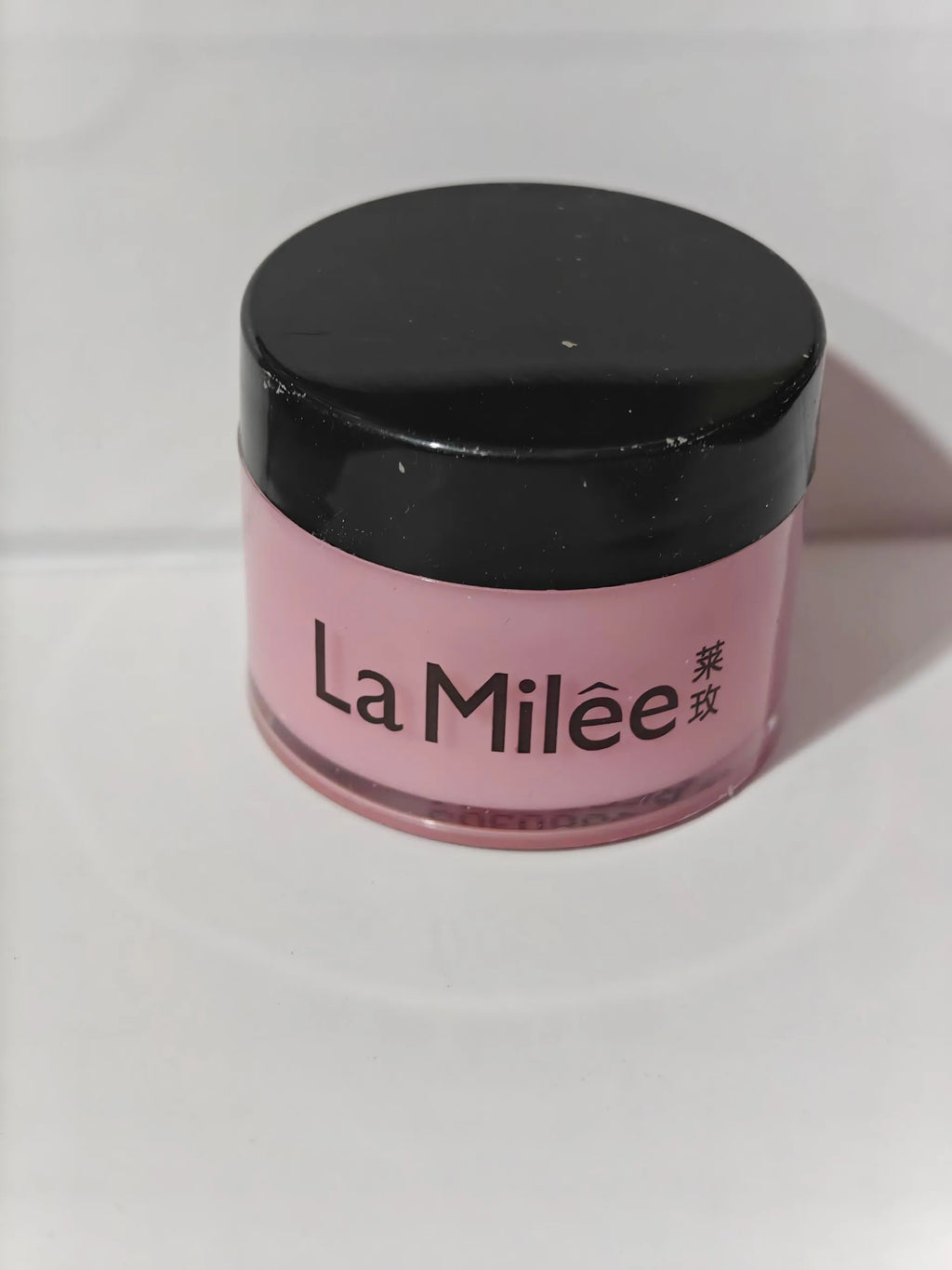 A lip box containing a 20-30g moisturising lip mask for dry, rough lips.