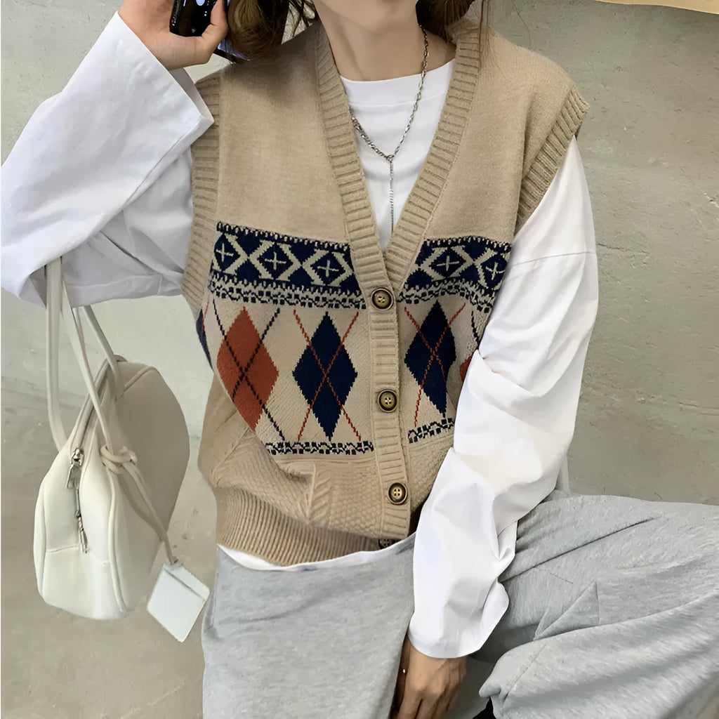 Sleeveless cardigan with diamond plaid pattern in khaki colour, loose fit.