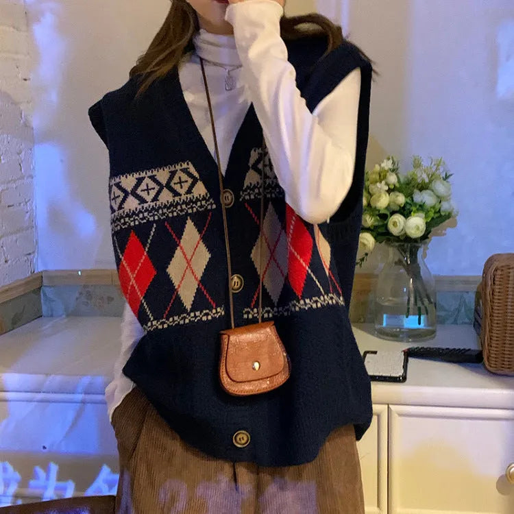 Sleeveless cardigan with diamond plaid pattern in khaki colour, loose fit.