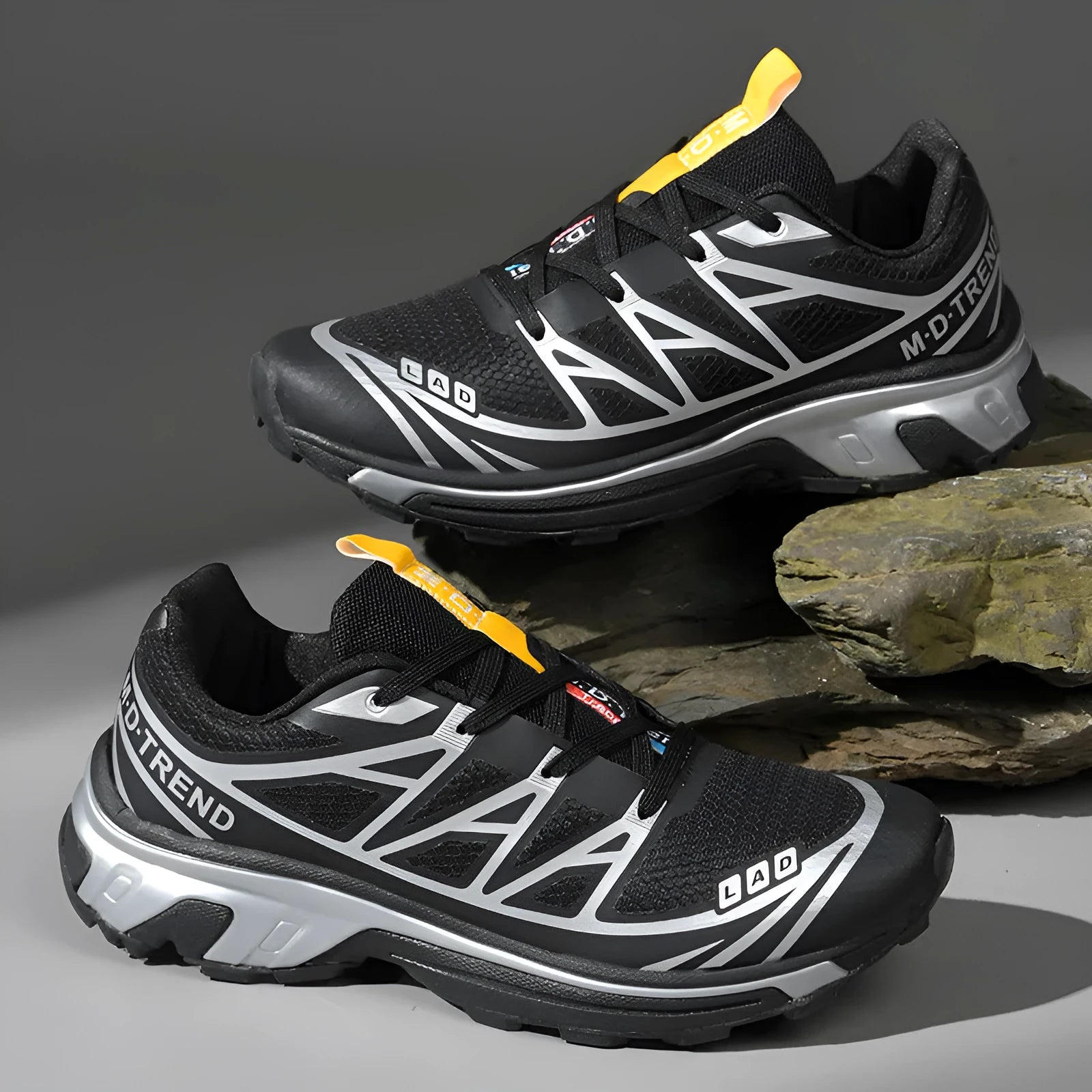 Low-top lace-up hiking shoes in artificial leather with a rubber sole and mesh lining.