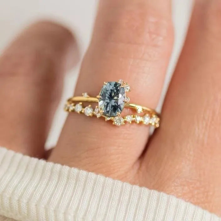 Gold-plated women's fashion ring with green zircon stone in flower-shaped setting