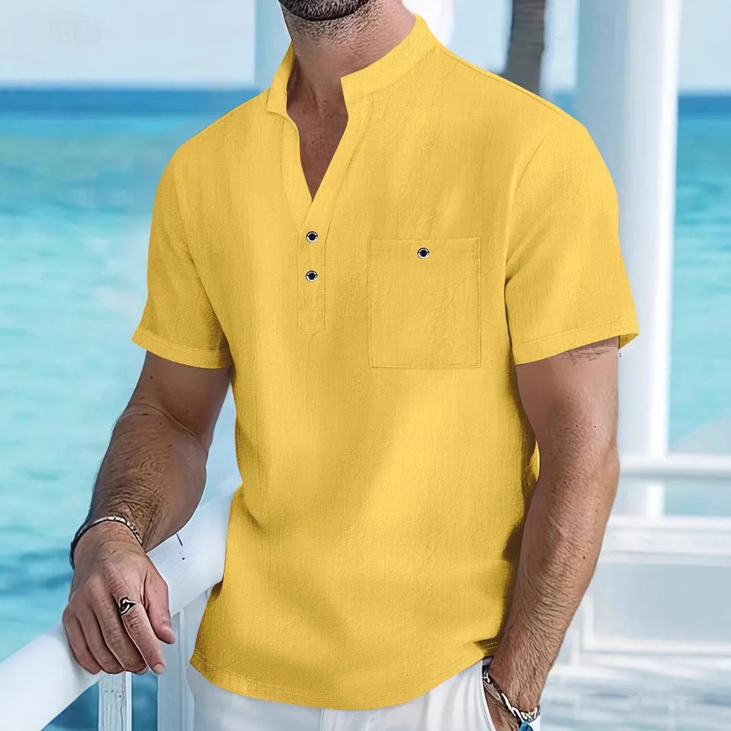 Man wearing a light-coloured linen stand collar T-shirt with short sleeves in a loose fit.