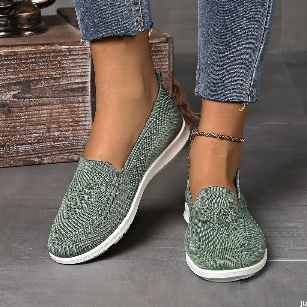 Women's plus size casual cloth shoes with flat heel and heart-shaped pattern