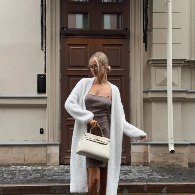 White longline women's cardigan with loose fit and regular long sleeves.