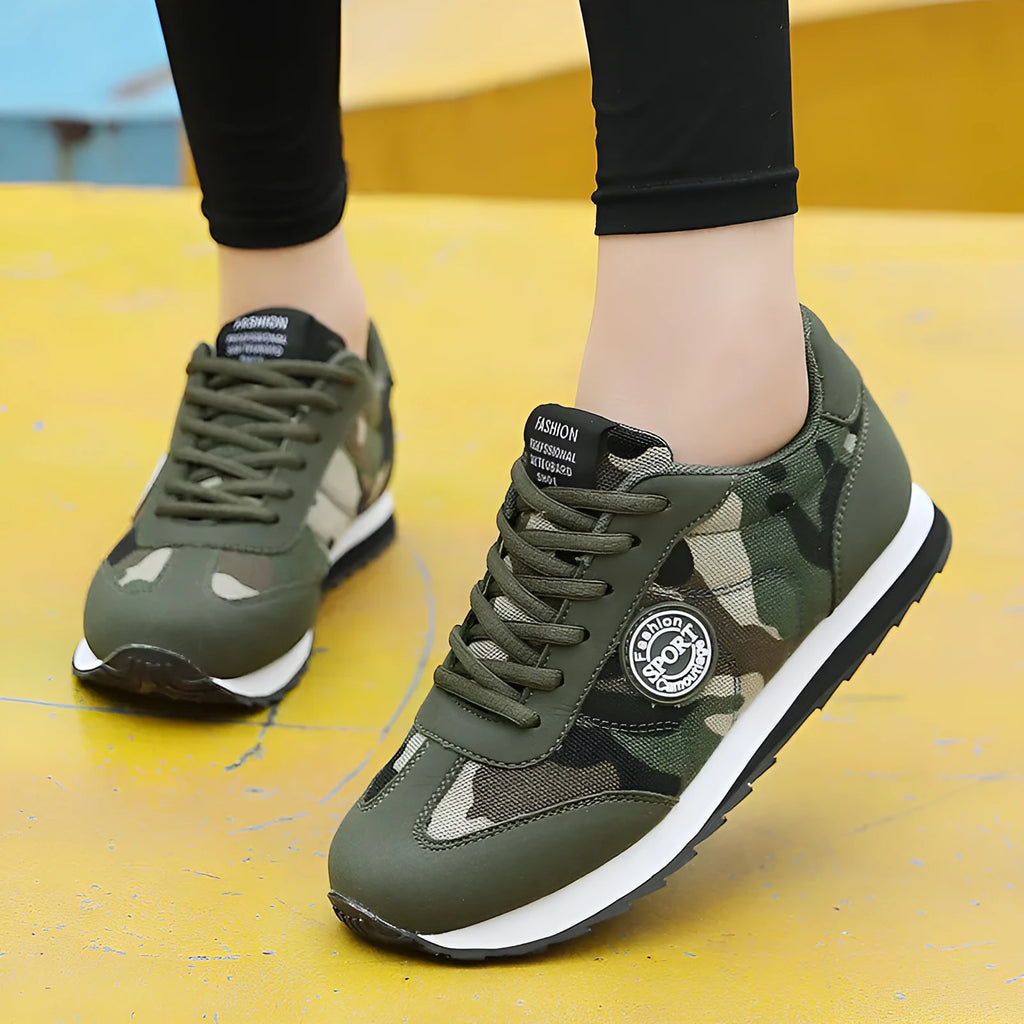Camouflage pattern suede running shoes with low-top design and foam soles