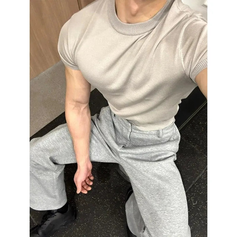 Men's slim fit knitted T-shirt with muscle-showing design and thread cuff-closing on short sleeves