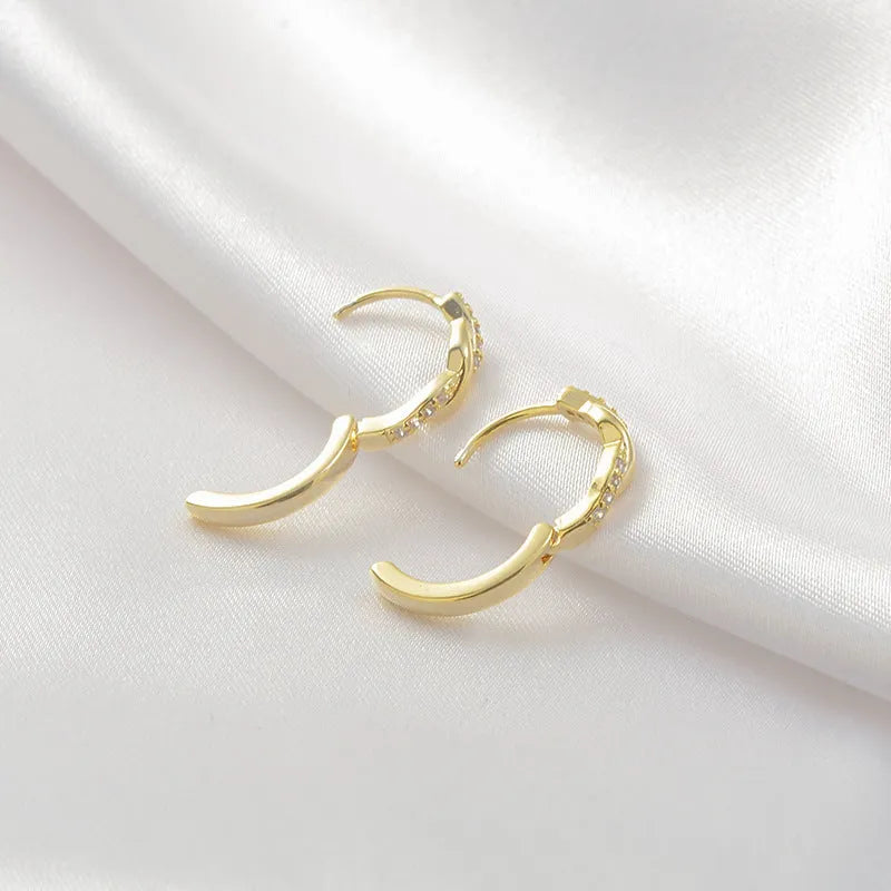 Women's geometric hoop earrings with interwoven rope pattern in gold colour