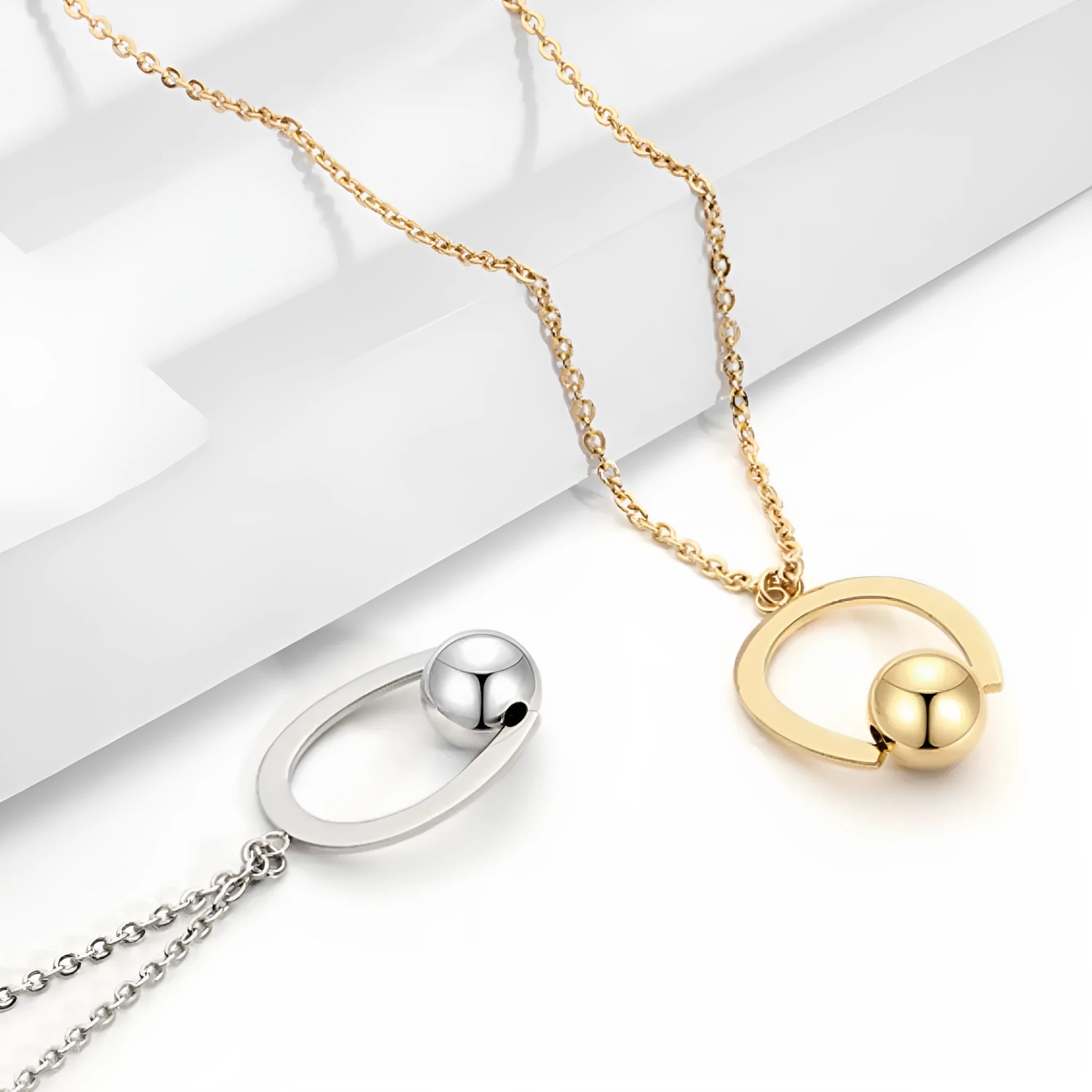 Gold-coloured adjustable stainless steel necklace with a geometry pendant on a cross chain.