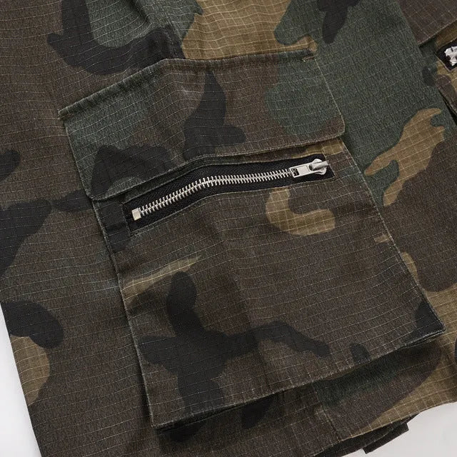 Men's green washed camouflage cotton cargo work shorts with multiple pockets on a mid-waist loose fit.