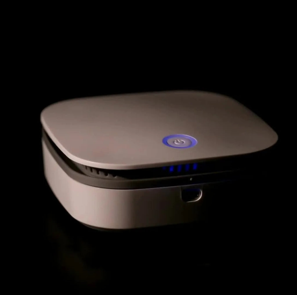 White USB-powered air purifier for car and small room use with negative ion function.