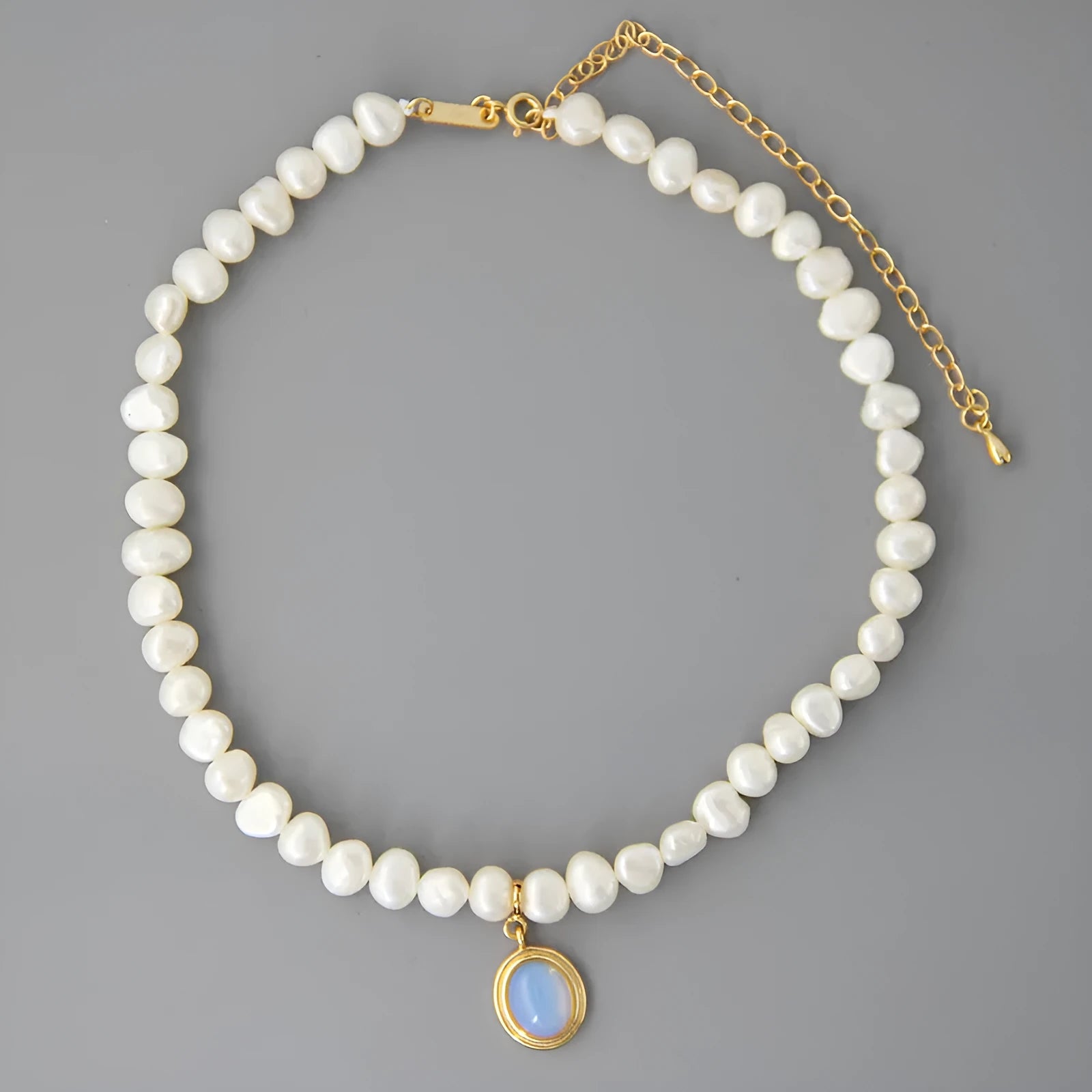 Silver geometric pearl necklace with round medal design and adjustable 21-50cm length