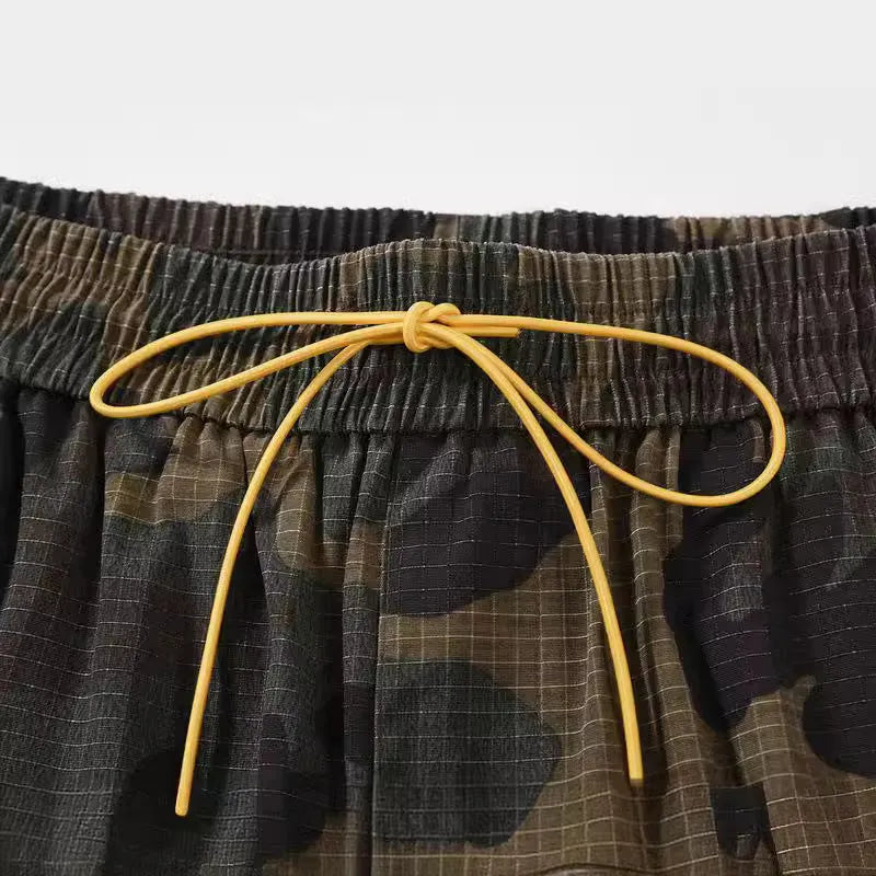 Men's green washed camouflage cotton cargo work shorts with multiple pockets on a mid-waist loose fit.