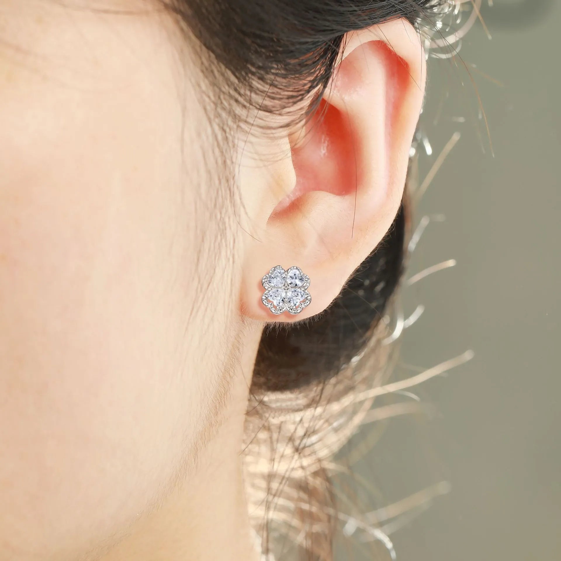Women's heart-shaped zircon earrings with four-leaf clover design in white gold coloured silver